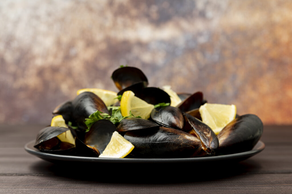 MUSSELS W/HALF SHELL